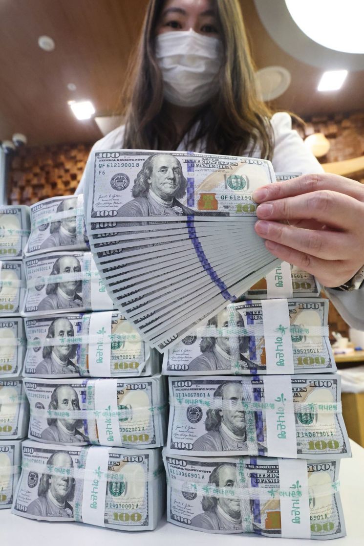 서울 중구 하나은행 위변조대응센터에서 직원이 달러화를 정리하고 있다. 연합뉴스