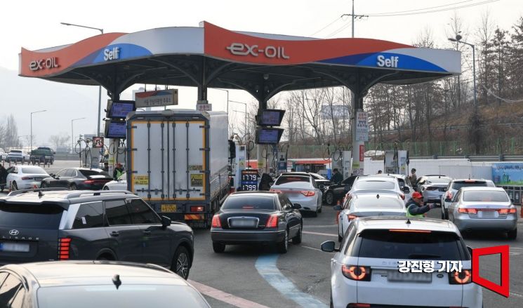 서울 서초구 만남의광장 주유소에 주유하려는 차들이 줄지어 서 있다. 강진형 기자