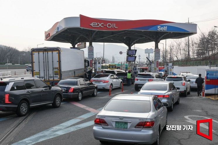 국제 유가가 100달러를 돌파하며 전국 주유소 기름값이 상승하고 있는 9일 서울 서초구 만남의광장 주유소에 기름값이 더 오르기 전에 주유하려는 차들이 줄지어 서 있다. 2026.3.9 강진형 기자