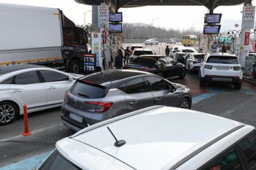 국제 유가가 상승하며 전국 주유소 기름값도 오르고 있는 가운데 지난 9일 기름값이 싼 곳으로 알려진 서울 서초구 만남의광장 주유소에 기름값이 더 오르기 전에 주유하려는 차들이 줄지어 서 있다. 강진형 기자