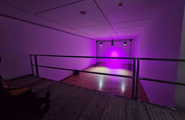 [갤러리 산책]전시장 안, 그림보다 먼저 소리가 울렸다