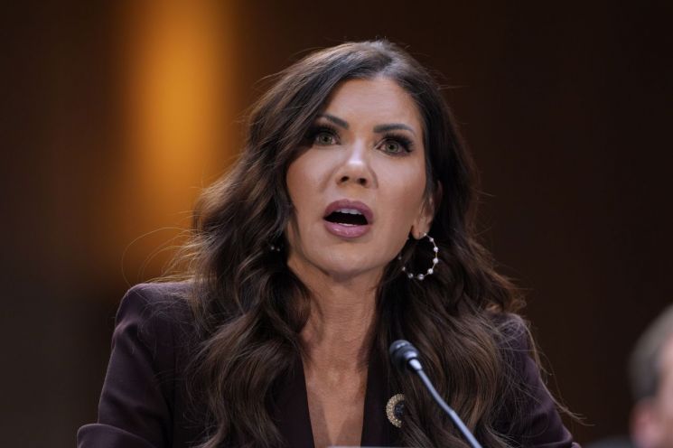 크리스티 놈 국토안보부 장관이 2026년 3월 3일 워싱턴 국회의사당에서 열린 청문회에 출석했다. AP연합뉴스