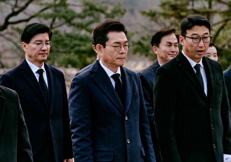 더불어민주당 서울시장 예비후보인 정원오 전 성동구청장이 9일 서울 동작구 국립서울현충원 고(故) 김대중 전 대통령 묘소를 찾아 참배하고 있다. 2026.3.9 [정원오 캠프 제공. 재판매 및 DB 금지] 연합뉴스