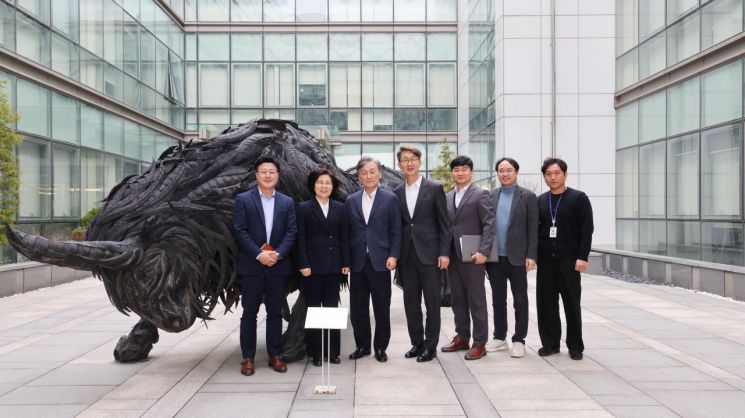 Anseong City visited EO Technics Co., Ltd., located in Anyang City, on the 6th to tour the production process aimed at creating a favorable environment for businesses and enhancing understanding of the semiconductor materials and components industry. Photo by Anseong City