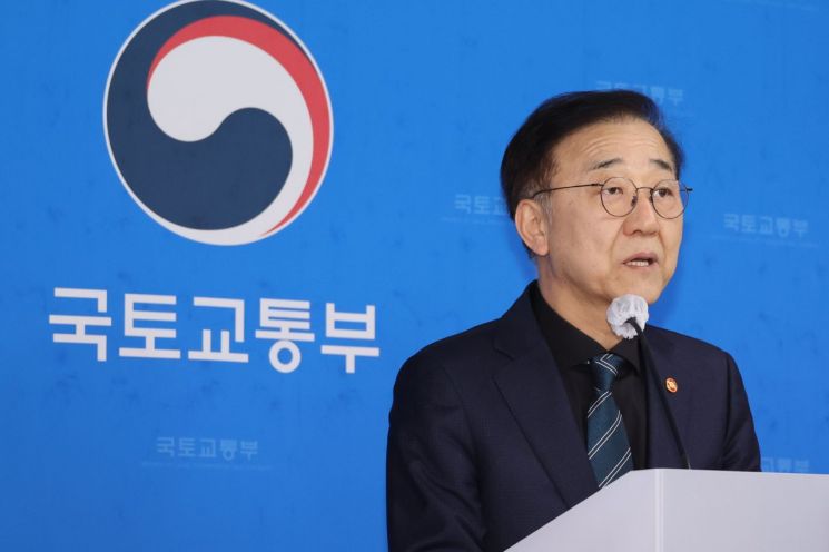 김윤덕 국토교통부 장관이 9일 정부세종청사 국토부 기자실에서 최근 무안공항 항공기 잔해물 추가 조사 과정에서 희생자들의 유해와 유류품이 추가로 발견된 것에 대해 사과하고 있다. 연합뉴스