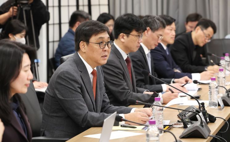 최휘영 문화체육관광부 장관(왼쪽 두번째)이 5일 서울 종로구 국립현대미술관 서울관에서 열린 '공연·스포츠 암표 방지 민·관 합동 TF 발대식'에서 발언하고 있다. 연합뉴스