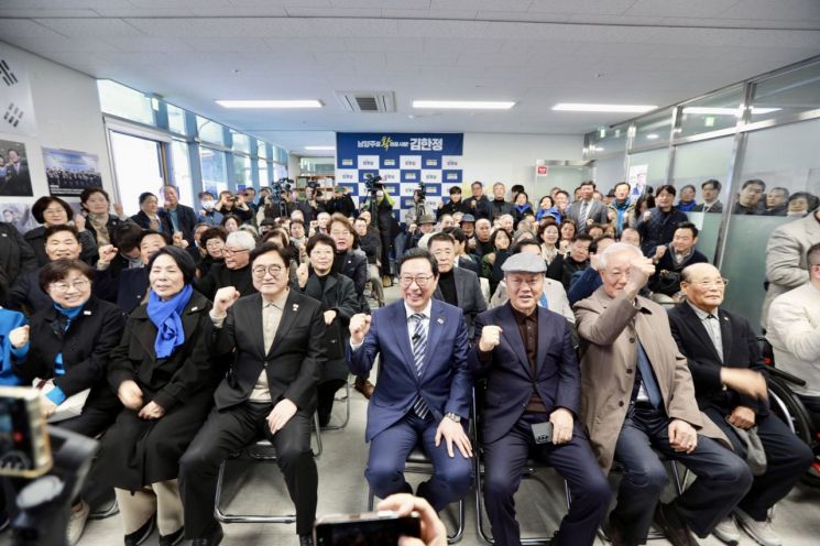 더불어민주당 김한정 남양주시장 예비후보가 지난 8일 남양주시 다산동 선거사무소에서 개소식을 열고 있다. 김한정 예비후보 제공