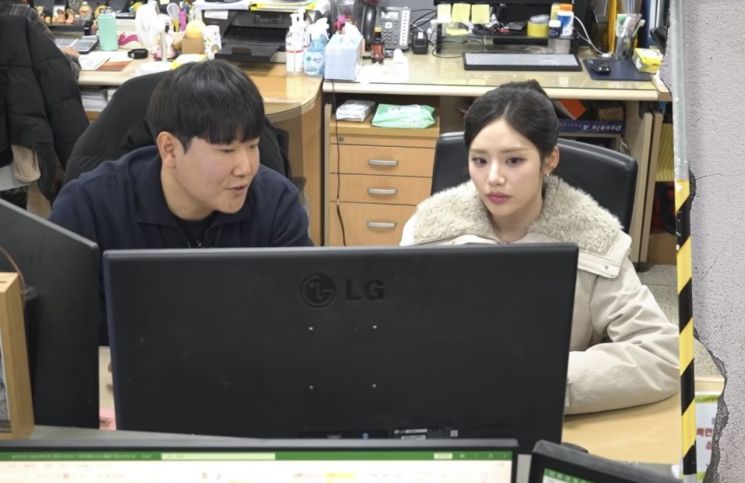 한 아이돌 그룹 멤버가 공무원 체험 촬영 중 ‘바퀴벌레를 잡아달라’는 황당한 민원 전화를 받는 장면이 공개됐다. 유튜브 채널 '워크맨'