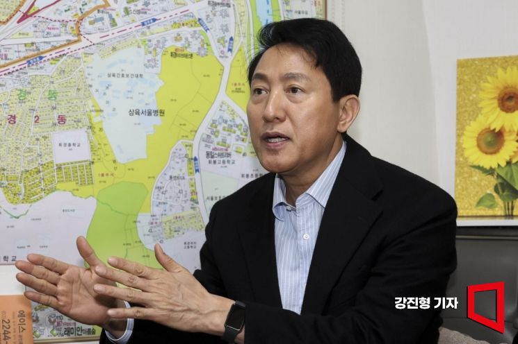 오세훈 서울시장이 9일 서울 동대문구 한 부동산을 방문해 집을 구하는 1인가구 청년들의 애로사항을 청취하고 있다. 2026.3.9 강진형 기자