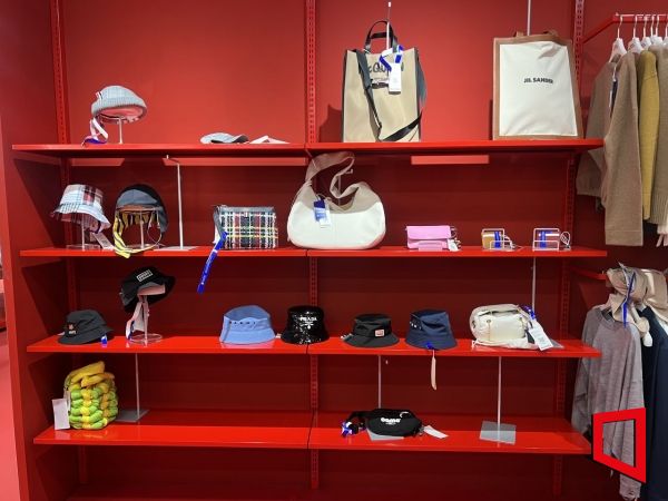 '무신사 부티크' 코너에서는 프라다, 톰브라운 등 명품 브랜드들의 제품이 진열돼 있다. 한예주 기자