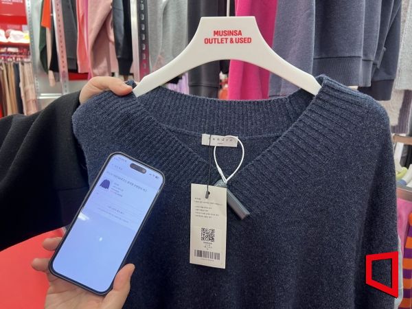 '무신사 유즈드' 코너에서 판매 중인 산드로 니트. 상품 택의 QR코드를 스캔하면 무신사 앱과 연동돼 가격과 재고 현황을 확인할 수 있다. 한예주 기자