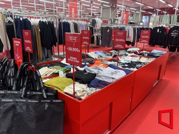 매장 중앙에는 3월 한 달 동안 운영되는 '스페셜 프라이스 존'도 마련됐다. 일부 상품을 1만9900원, 2만9900원 등 균일가로 판매하는 행사로, 할인율은 최대 80% 이상이다. 한예주 기자