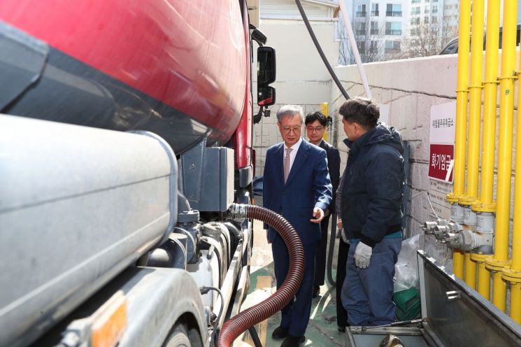 손주석 한국석유공사 사장(왼쪽)이 9일 울산 자영알뜰주유소를 방문, 유조차 석유제품 입하 현황을 점검하고 있다. 한국석유공사.