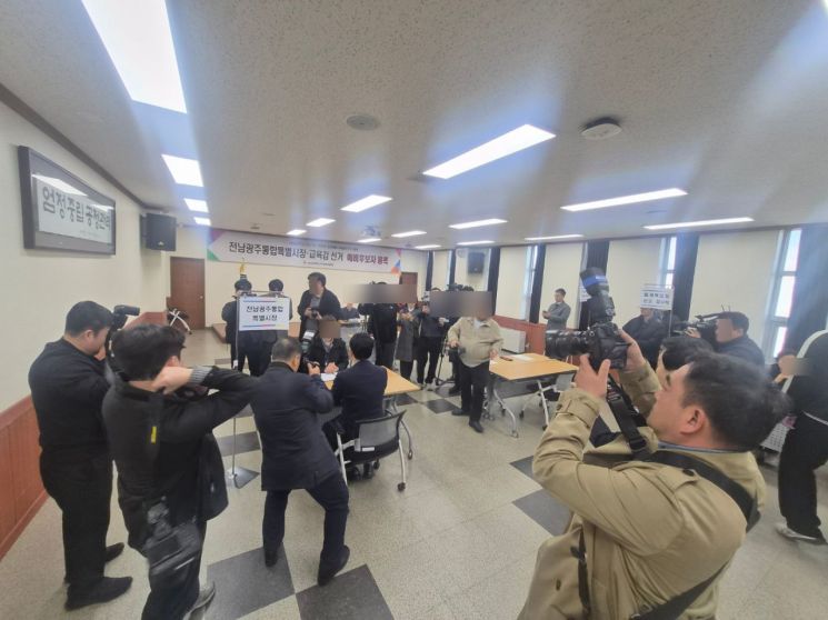 9일 오후 광주 서구 광주시선거관리위원회에서 열린 전남·광주 통합특별시장 예비후보 등록 접수장에서 취재진이 김영록 전남도지사의 후보 등록 장면을 촬영하고 있다. 송보현 기자