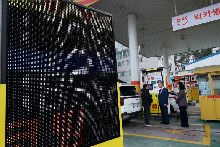 손주석 한국석유공사 사장이 9일 울산 자영알뜰주유소를 방문, 석유제품 가격 현황을 점검하고 있다. 한국석유공사. 연합뉴스