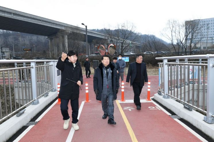 백경현 구리시장이 지난 6일 갈매지구 주민들의 주요 통행로인 '갈매천 자전거도로 연결 교량'을 방문해 시설물 안전 점검하고 있다. 구리시 제공