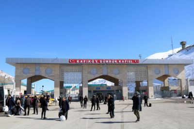 3일(현지시간) 이란에서 육로를 통해 튀르키예로 빠져나온 피란민들은 내외신 취재진이 인터뷰하고 있다. 연합뉴스