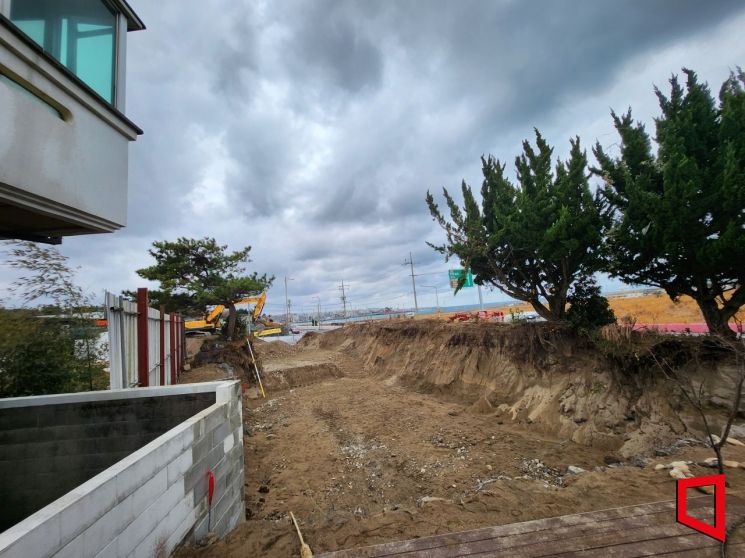 공사가 중단된 진출입로 부지 전경. 제주도와 제주시가 해당 부지는 '해안사구가 아니다'라고 공식 확인했음에도, 마을 측이 도로변 일대의 보존을 주장하며 진입로를 막아서면서 사실상 안쪽 사유지의 건축 행위마저 차질을 빚고 있다.   박창원 기자.