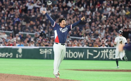 문보경이 WBC C조 조별리그 4차전에서 호주를 꺾고 8강 진출을 확정한 뒤 기뻐하고 있다. 도쿄=연합뉴스