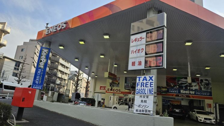 도쿄 시부야구에 위치한 또다른 주유소. 사재기 행렬 없이 고객이 주유하고 있다. 이곳은 휘발유 리터당 176엔(1649원)으로 방문한 주유소 중 가격은 가장 비쌌으나, 인상 폭은 5엔 정도에 그쳤다. 전진영 기자.