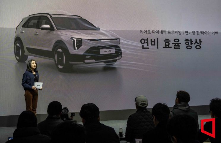 김세린 기아 국내상품1팀 매니저가 9일 서울 마포구 '레이어스튜디오 11'에서 열린 '더 뉴 니로' 출시행사에서 발표하고 있다. 기아