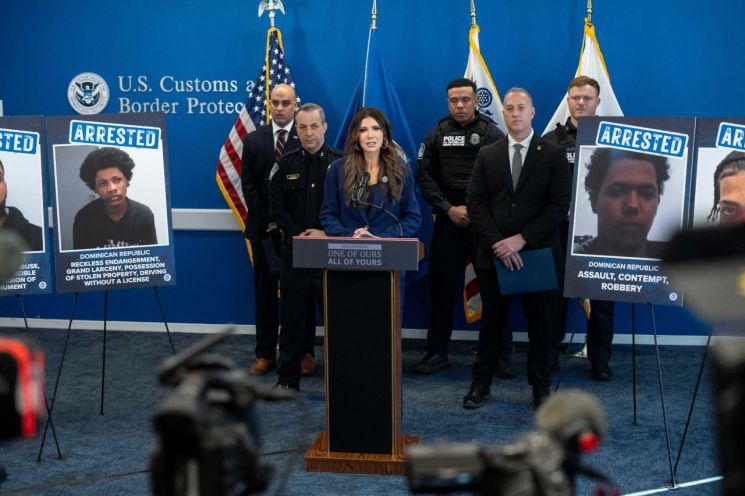 크리스티 놈 미국 국토안보부 장관이 2026년 1월 8일 뉴욕에서 기자회견중이다. AP연합뉴스