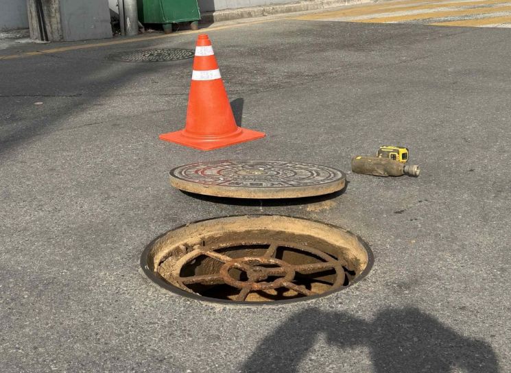 광명시, 하안동 맨홀 1400여 곳에 추락방지시설 전면 설치. 광명시 제공