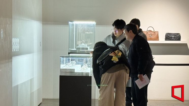 버킨·롤렉스 진열대 앞 북적…