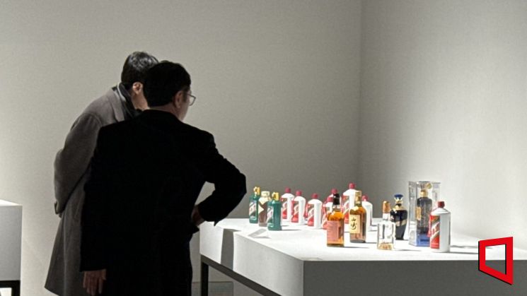 서울 강남 서울옥션 전시장에 국세청 압류 자산으로 경매에 나온 위스키 등 고급 주류가 전시돼 있다. 사진 김희윤 기자