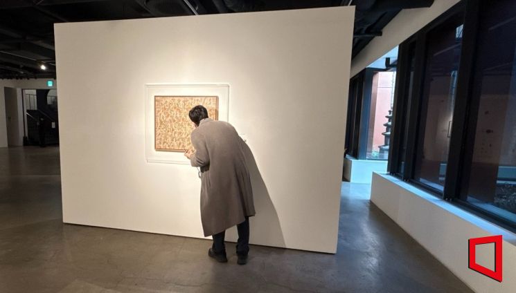 관람객들이 서울옥션 강남센터에서 열린 국세청 압류 물품 특별경매 프리뷰 전시를 둘러보고 있다.