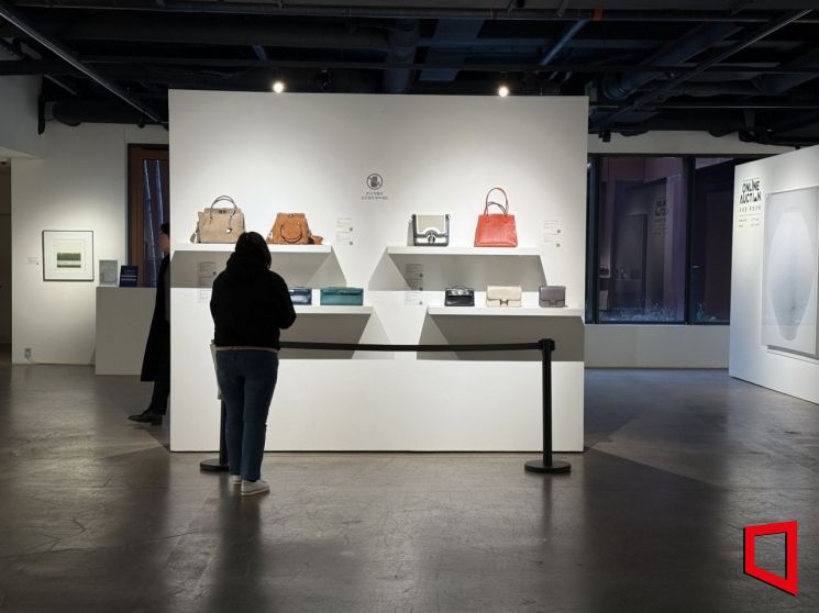 관람객들이 서울옥션 강남센터에서 열린 국세청 압류 물품 특별경매 프리뷰에 출품된 명품백을  둘러보고 있다. 사진 김희윤 기자