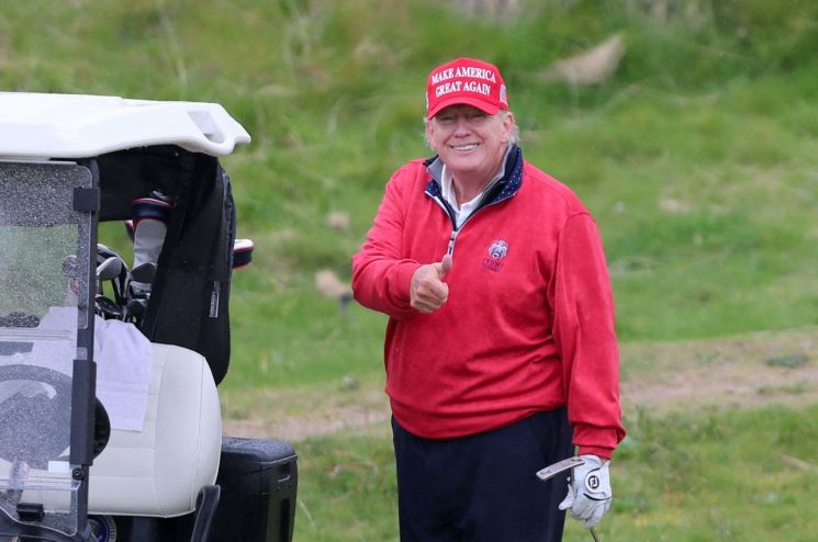 "전쟁 중에 한가롭게 라운딩?", "배런을 징병하라"...트럼프 주말 골프 입... - 뉴스 썸네일 이미지