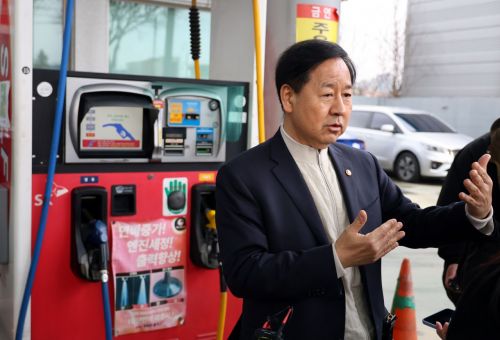 구윤철 부총리 겸 재정경제부 장관이 6일 대전 유성구의 한 주유소 현장을 방문해 상황을 점검하고 있다. 2026.3.6 연합뉴스