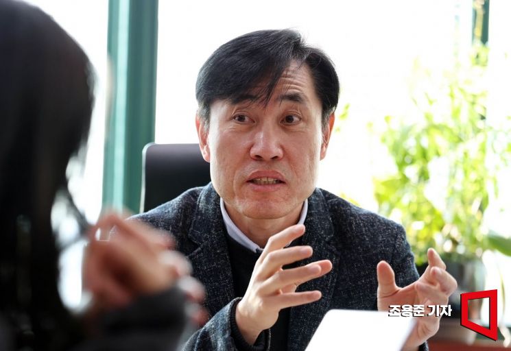 하태경 보험연수원장이 서울 성북구 보험연수원에서 아시아경제와 인터뷰 하고 있다. 조용준 기자