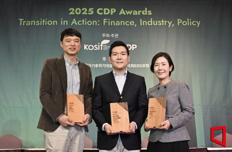 On the 10th, at the Ambassador Seoul Pullman Hotel, Namsoo Lim, Head of Safety Management Planning Team at Hyundai Motor Company, Hyunchul Jeon, Director of Business Development & Sustainability at Hyundai Motor Company, and Eunju Lee, Head of Sustainability Management Team at Kia, are taking a commemorative photo at the "2025 CDP Korea Awards." Hyundai Motor Company