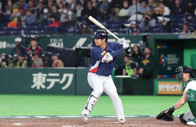 이날 승리의 중심에는 문보경이 있었다. 그는 2회 우중간 담장을 넘기는 투런 홈런으로 선취점을 올렸고, 3회에는 1타점 2루타를 기록했다. 이어 5회에도 적시타를 터뜨리며 공격을 이끌었다. 연합뉴스