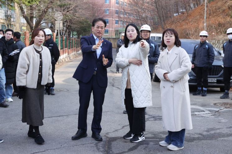10日，为了检查能谷再开发区域内学生安全上学环境，Goyang特别市市长 Lee Donghwan 正在进行现场道路巡查。高阳市提供