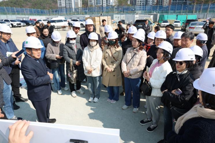 사송복합커뮤니티 현장점검을 실시하고 있는 나동연 양산시장(왼쪽).