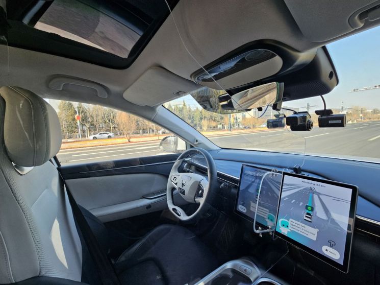 중국 베이징 이좡(亦庄) 경제기술개발구 도로를 달리고 있는 포니AI 로보택시 모습. 베이징(중국)=이승진 기자