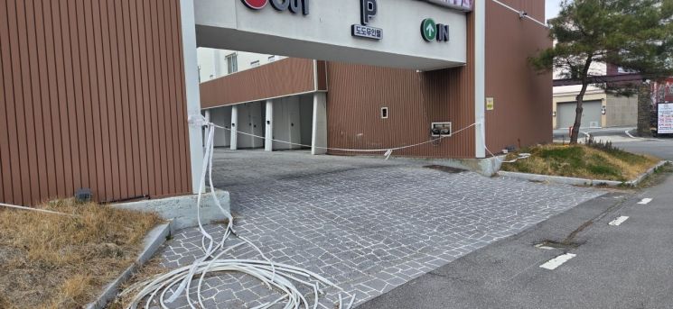 10일 오전 전남 화순 도곡온천관광지의 한 폐업한 숙박업체 주차장에 출입을 막기 위한 줄이 설치돼 있다. 민찬기 기자