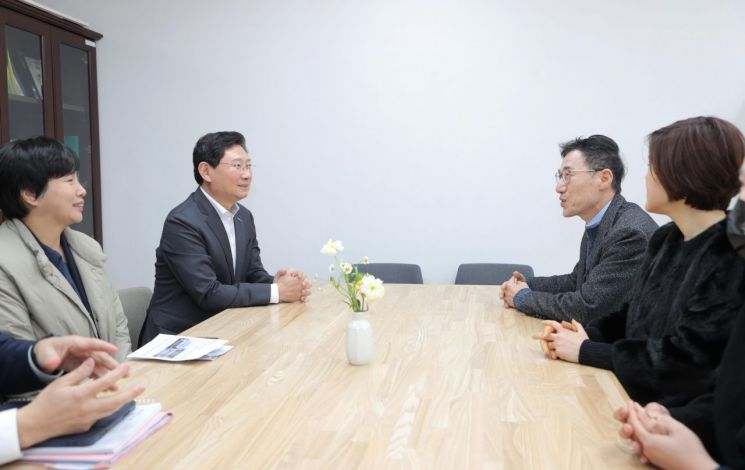 Lee Sangil市长在10日即将竣工的龙泉小学共融中心进行现场检查。龙仁市提供