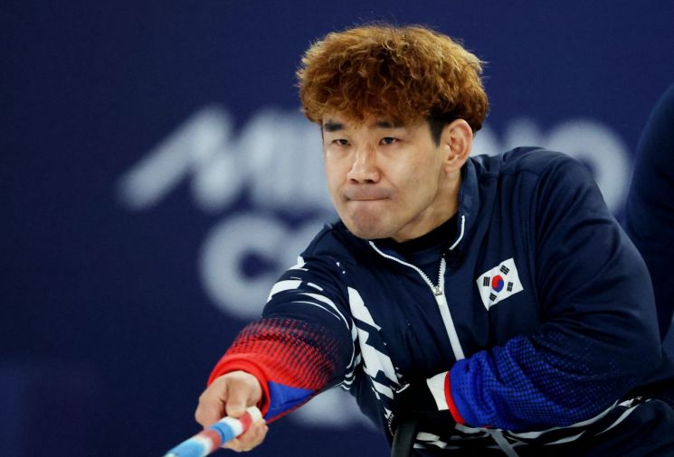 이용석이 10일(현지시간) 이탈리아 코르티나 컬링 올림픽 스타디움에서 열린 2026 밀라노코르티나 패럴림픽 휠체어컬링 믹스더블(혼성 2인조) 미국과의 준결승에서 신중하게 스톤을 투구하고 있다. 로이터연합뉴스