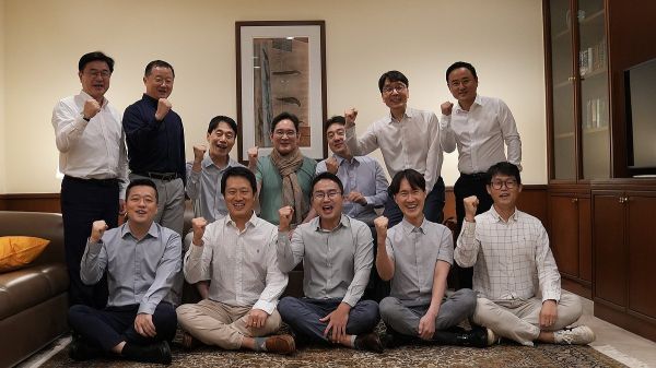 2024년 7월 13일(현지시간) 이재용 삼성전자 회장이 인도 뭄바이에서 현지 임직원들과 간담회를 가진 후 기념 촬영하고 있다. 삼성전자