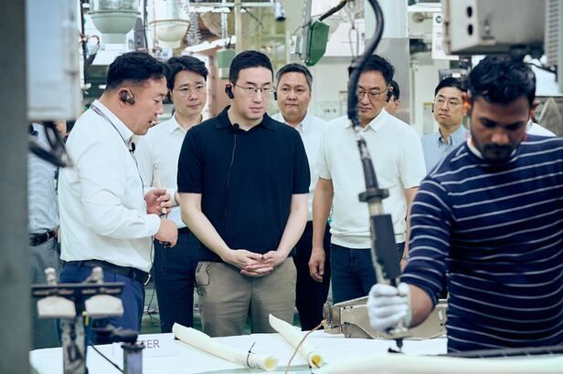 구광모 LG 회장이 지난해 2월 24일(현지시간) 인도 뉴델리 LG전자 노이다 생산공장에서 에어컨 생산과정을 살펴보고 있는 모습. 주LG.