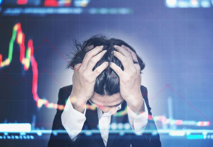 기요사키는 "나는 2013년 저서 '부자 아빠의 예언'에서 역사상 최대 규모의 주식 시장 폭락이 아직 오지 않았다고 경고했으나 올해가 그때 말한 폭락 시점인 것 같아 두렵다"고 했다. 아시아경제DB