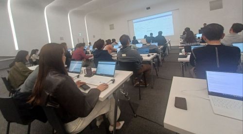 10일 서울 여의도 현대카드·커머셜 본사 사옥에서 열린 거대언어모델(LLM) 교육에서 김수인 엘리스그룹 최고연구책임자(CRO) 수업을 듣고 있는 현대카드·커머셜 팀장급 이상 임직원들. 문채석 기자