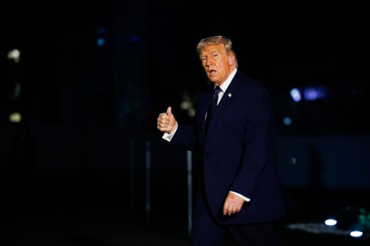 도널드 트럼프 미국 대통령이 2026년 3월 9일 전용 헬기에서 내려 백악관으로 걸어가고 있다. EPA연합뉴스