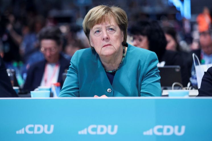 앙겔라 메르켈 전 독일 총리가 지난달 20~21일 독일 슈투트가르트에서 열린 집권 기독민주당(CDU) 전당대회에 은퇴 이후 처음으로 출석했다. 로이터연합뉴스