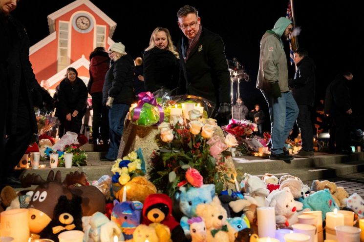 2월께 캐나다 브리티시컬럼비아(BC)주에서 발생한 학교 총기 난사 사건 희생자들을 시민들이 추모에 모습. AFP연합뉴스.