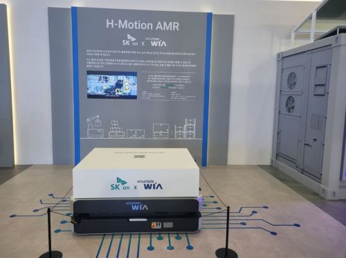 SK온은 11일 서울 코엑스에서 개막한 인터배터리 2026 전시장에 현대위아와 함께 개발한 물류로봇을 소개했다. 강희종기자